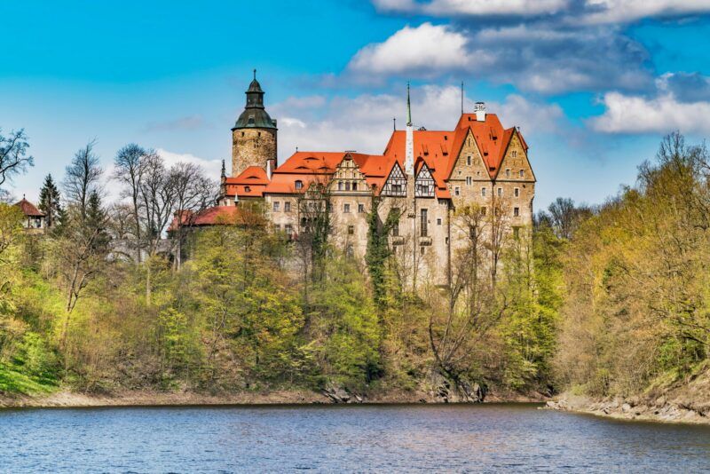 Die Burg Tzschocha (Zamek Czocha) ist eine Hoehenburg (Hangburg) in Sucha (Tzschochau), Woiwodschaft Niederschlesien, Polen Europa | Czocha Castle (Zamek Czocha) is a defensive castle built on a hill, Sucha (Czocha), Lower Silesian Voivodeship, Poland, Europe