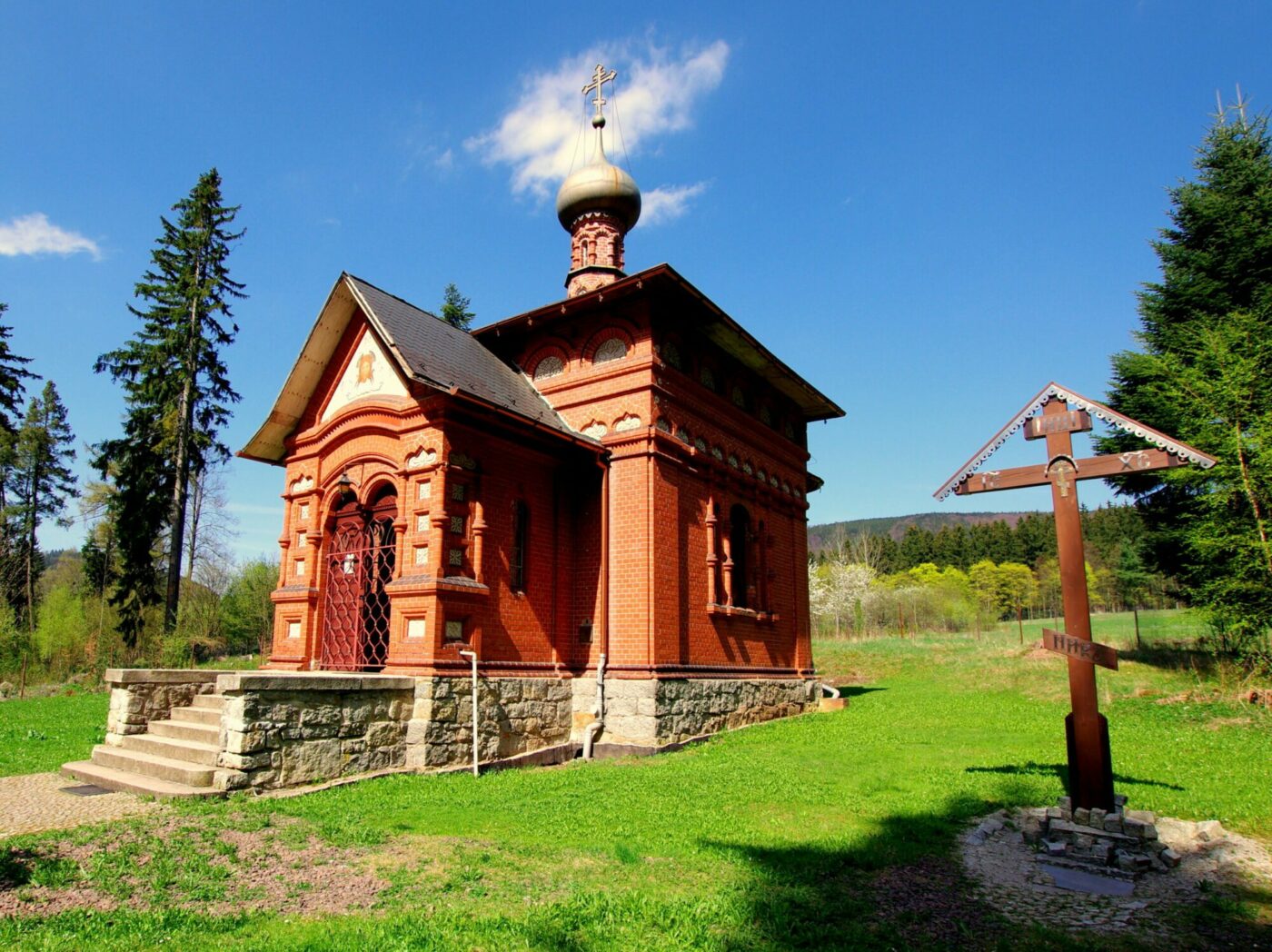 Mała kapliczka w wiejskiej, uzdrowiskowej miejscowości na Doln